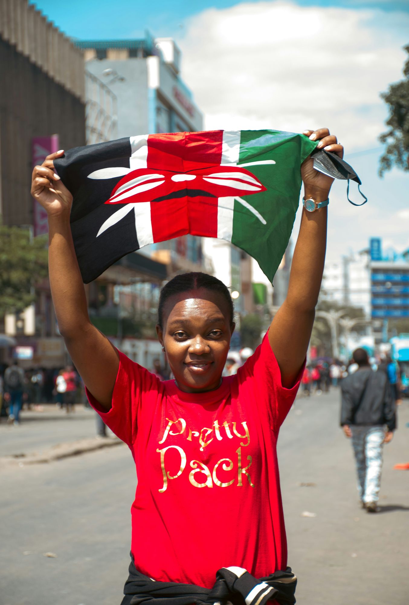 A young woman in Nairobi holding up the Kenyan flag